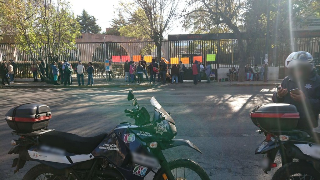 Amanecen tomadas oficinas estatales por maestros de la CNTE