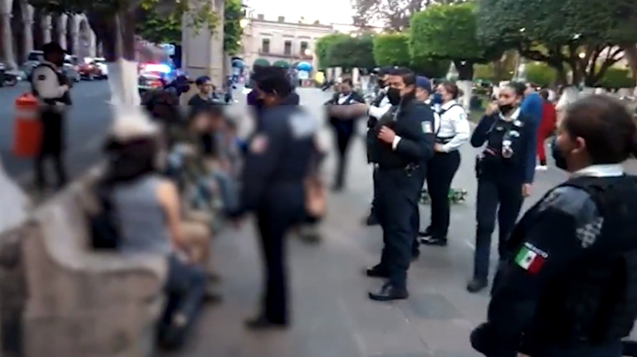 Arresta Policía de Morelia a 6 jóvenes patinadores en la plaza