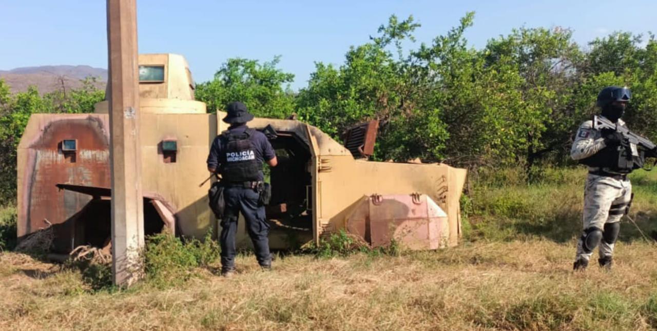 Aseguran autoridades vehículos con blindaje artesanal y un campamento en Aguililla