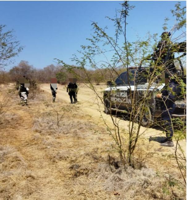 Aseguran autoridades vehículos con blindaje artesanal y un campamento en Aguililla