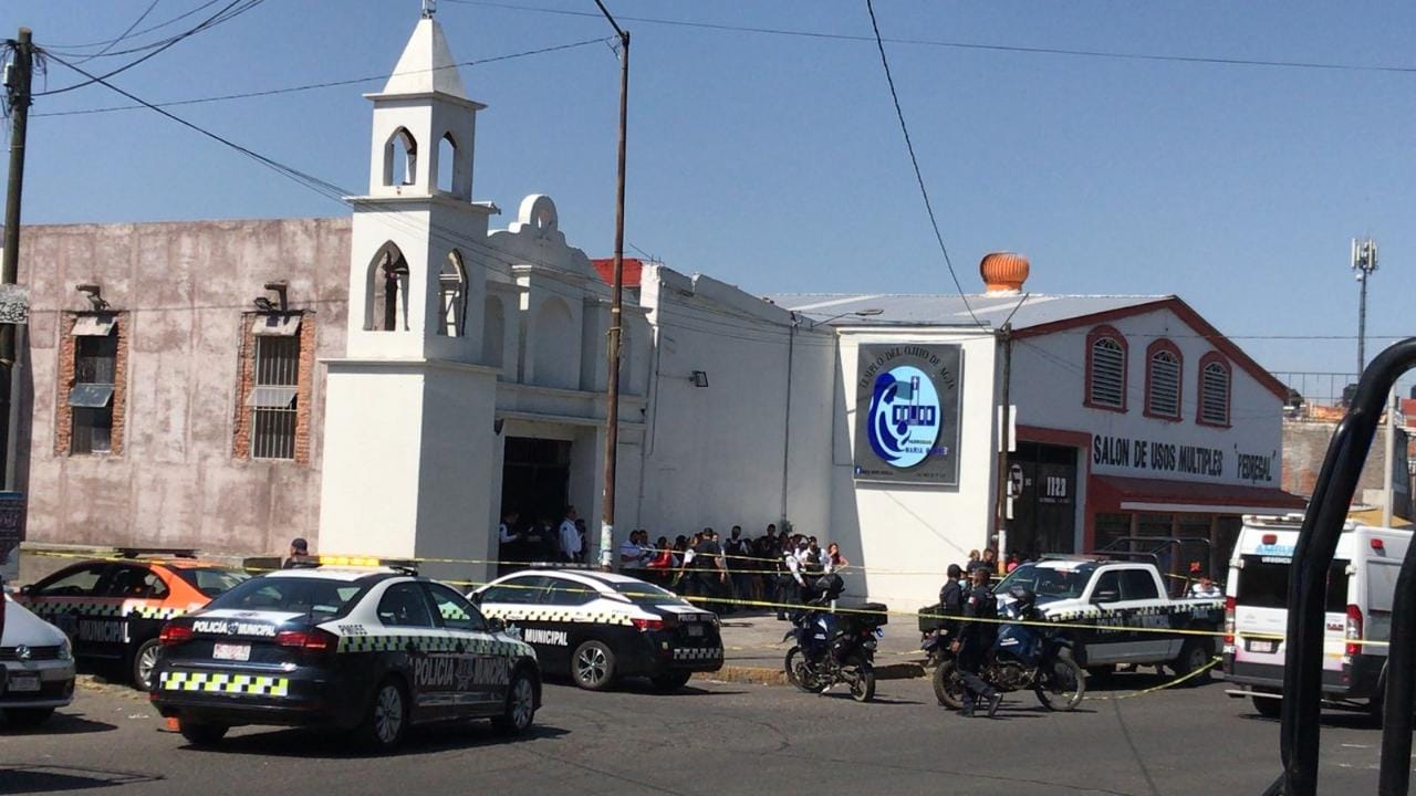 Atacan a balazos a dos sujetos dentro de una iglesia