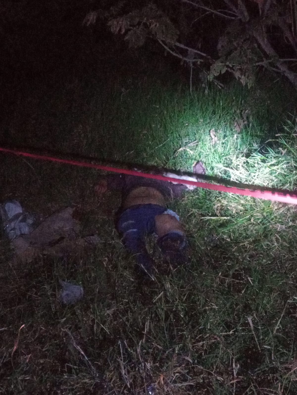 Automóvil embiste a una moto y mueren dos jóvenes en la carretera Zamora - Tangancicuaro