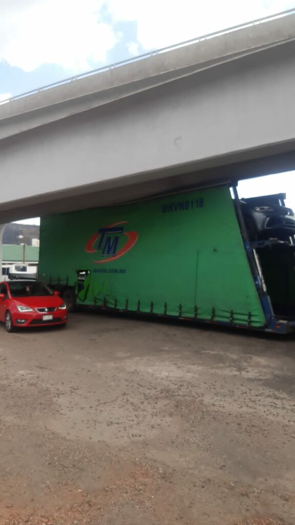 Camión nodriza queda atrapado en las obras de salida a Mil Cumbres