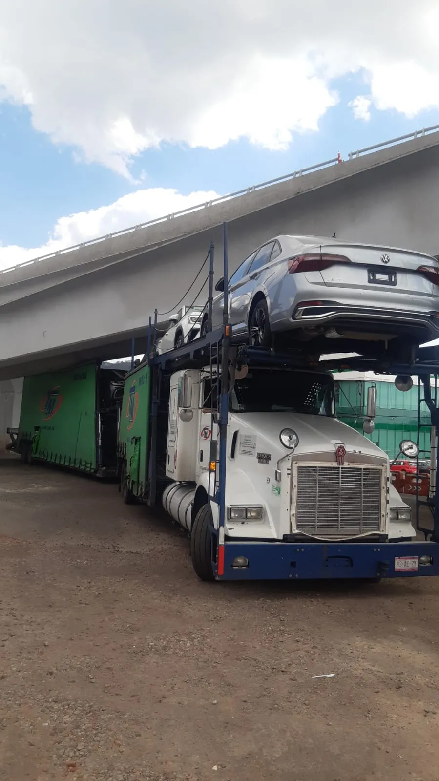 Camión nodriza queda atrapado en las obras de salida a Mil Cumbres