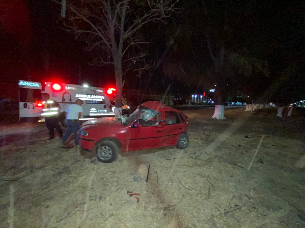 Choca su automóvil contra árbol frente a Ciudad Industrial