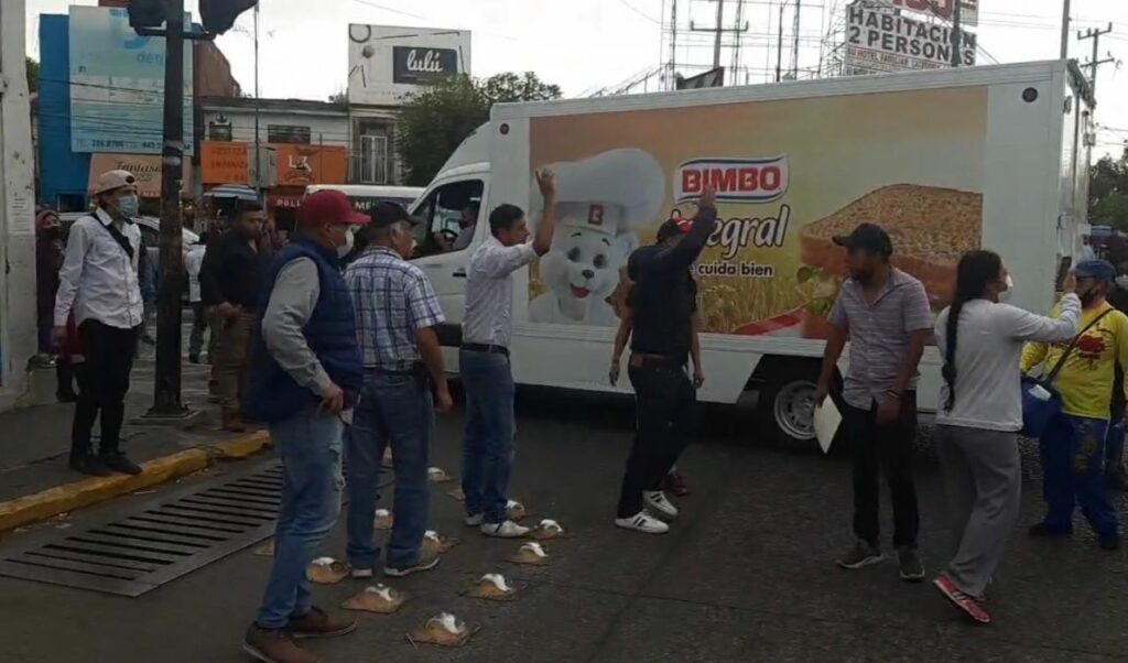 Ciudadanos encaran a normalistas que bloquean vialidad