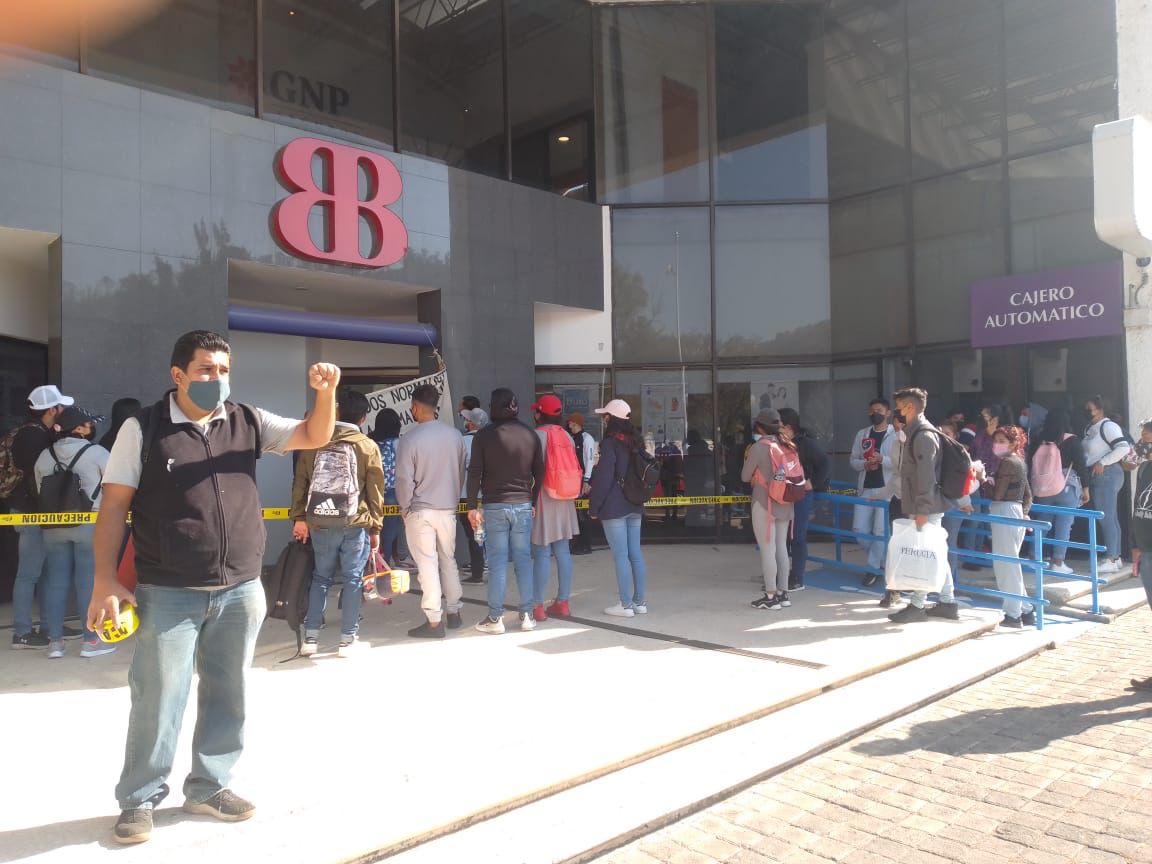 Continúan acciones de la CNTE; bloquean acceso a bancos y centros comerciales