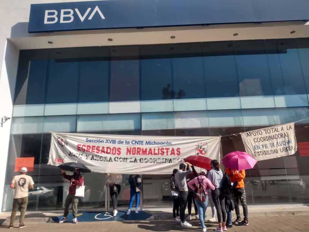 Continúan acciones de la CNTE; bloquean acceso a bancos y centros comerciales