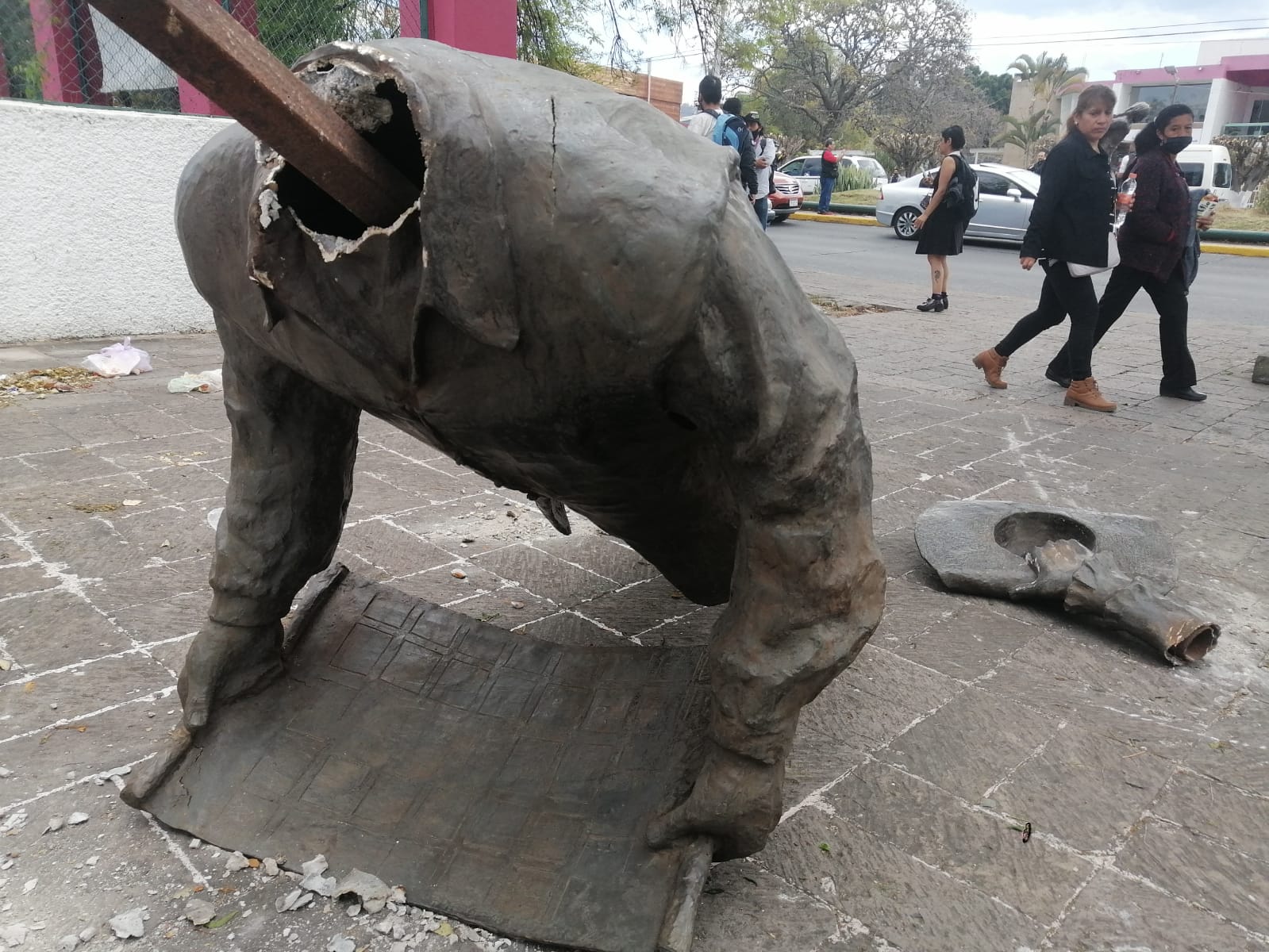 Detienen a 28 indígenas por derribo de monumento Los Constructores