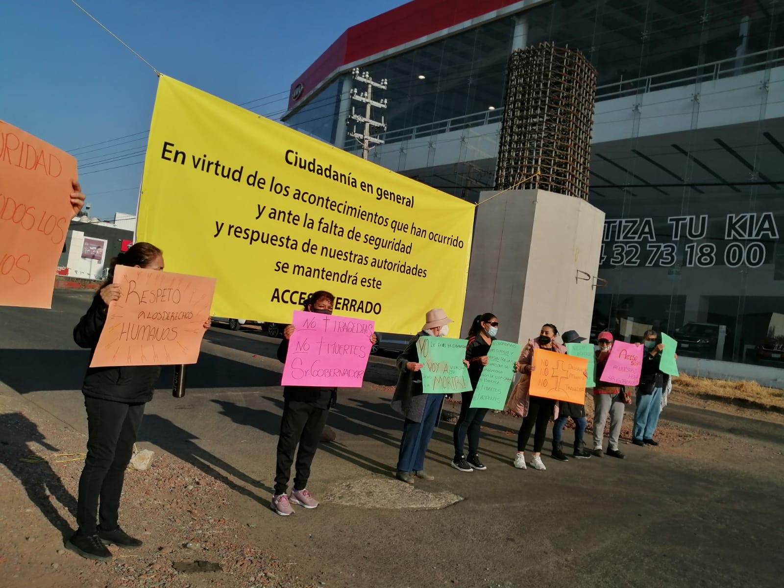 Exigen vecinos de Mil Cumbres concluir el paso de la muerte