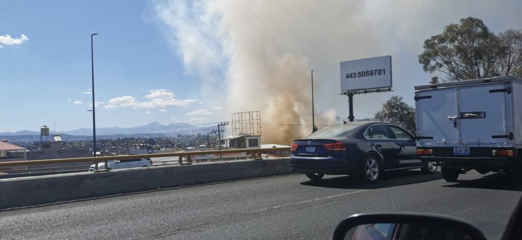 Incendio de pastizal moviliza a los bomberos