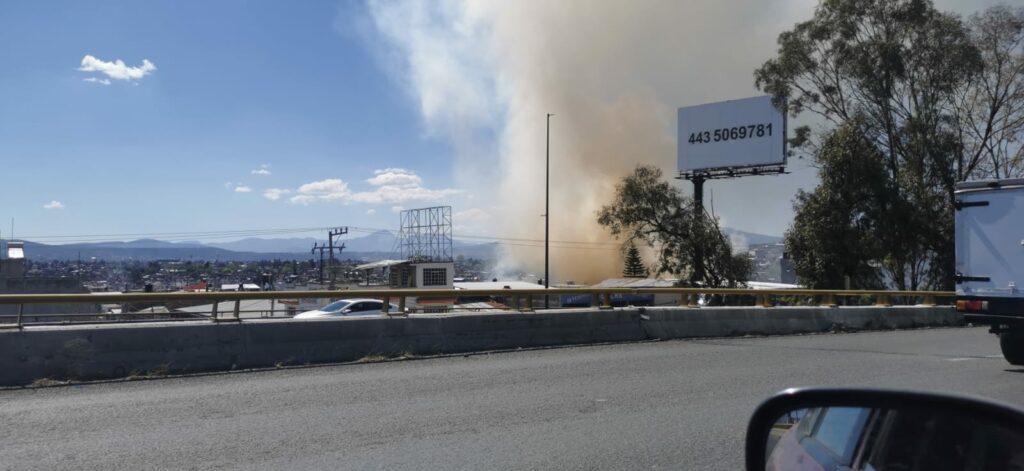 Incendio de pastizal moviliza a los bomberos