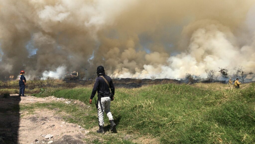 Incendio de pastizal moviliza a los bomberos