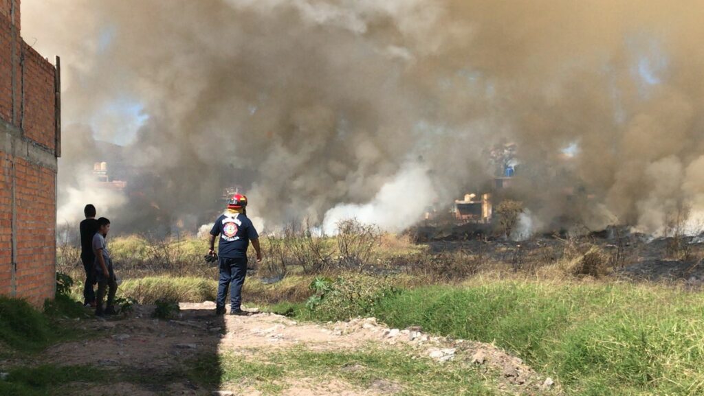 Incendio de pastizal moviliza a los bomberos