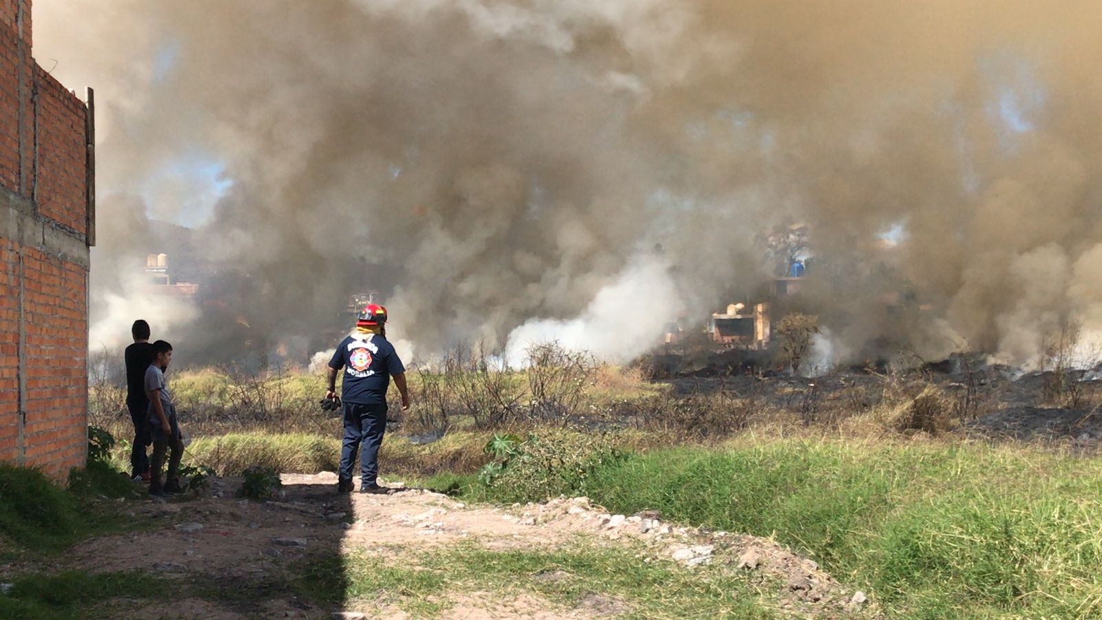 Incendio de pastizal moviliza a los bomberos