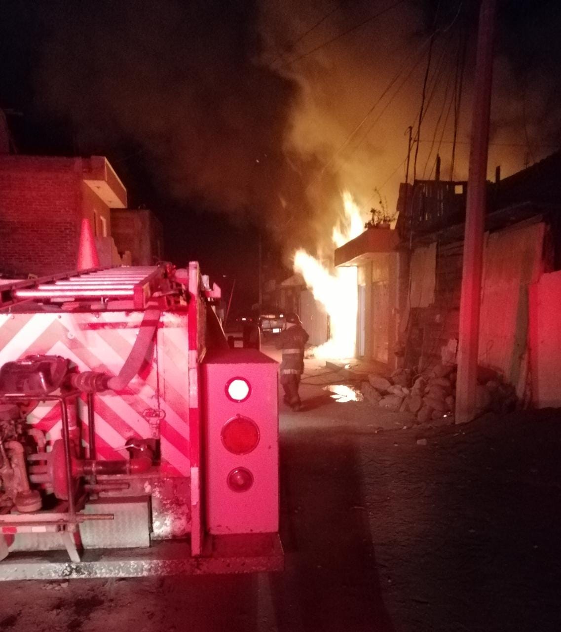 Incendio en una casa de la colonia Revolución moviliza a Bomberos Municipales de Zamora