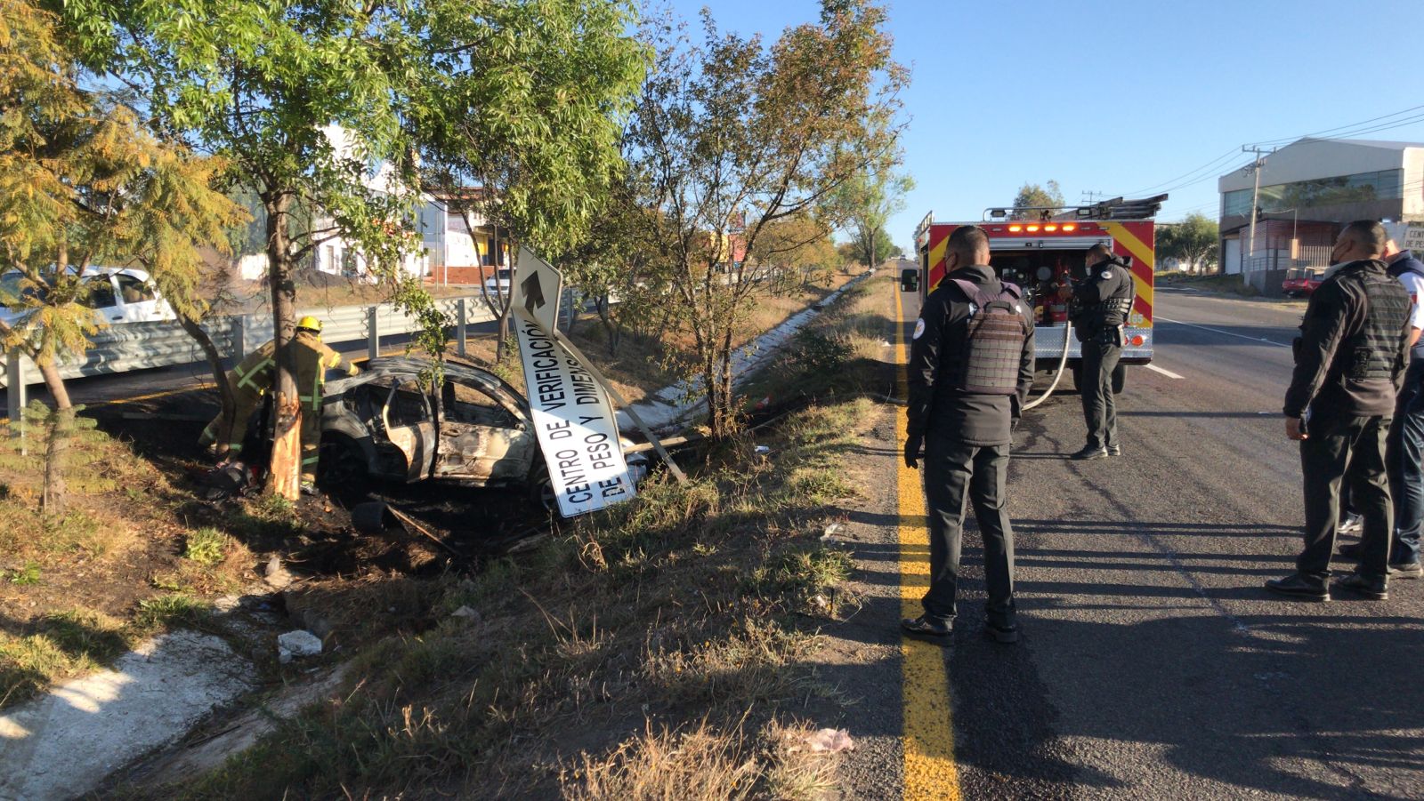 Jetta vuelca y termina quemado en la salida a Pátzcuaro