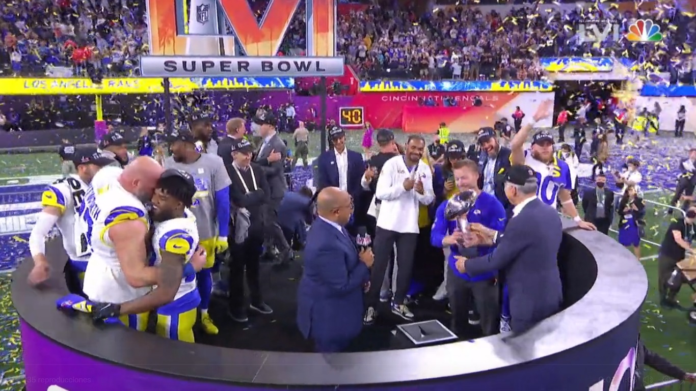 Levantan Los Angeles Rams el trofeo del Super Bowl LVI
