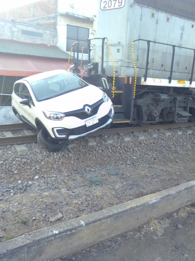 Locomotora embiste un carro en la avenida Michoacán