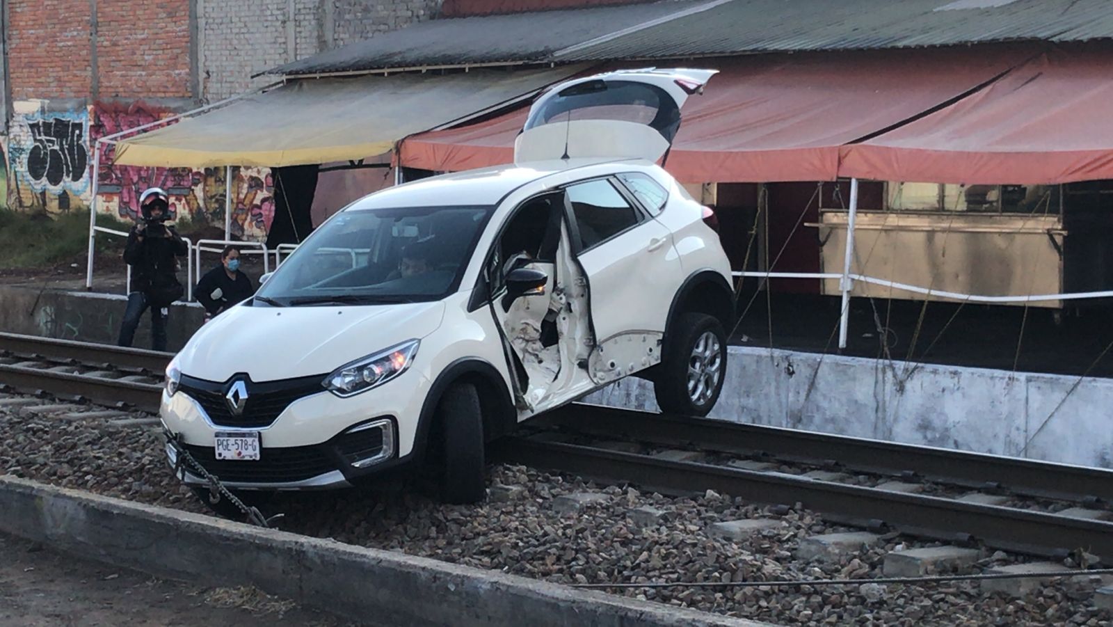 Locomotora embiste un carro en la avenida Michoacán