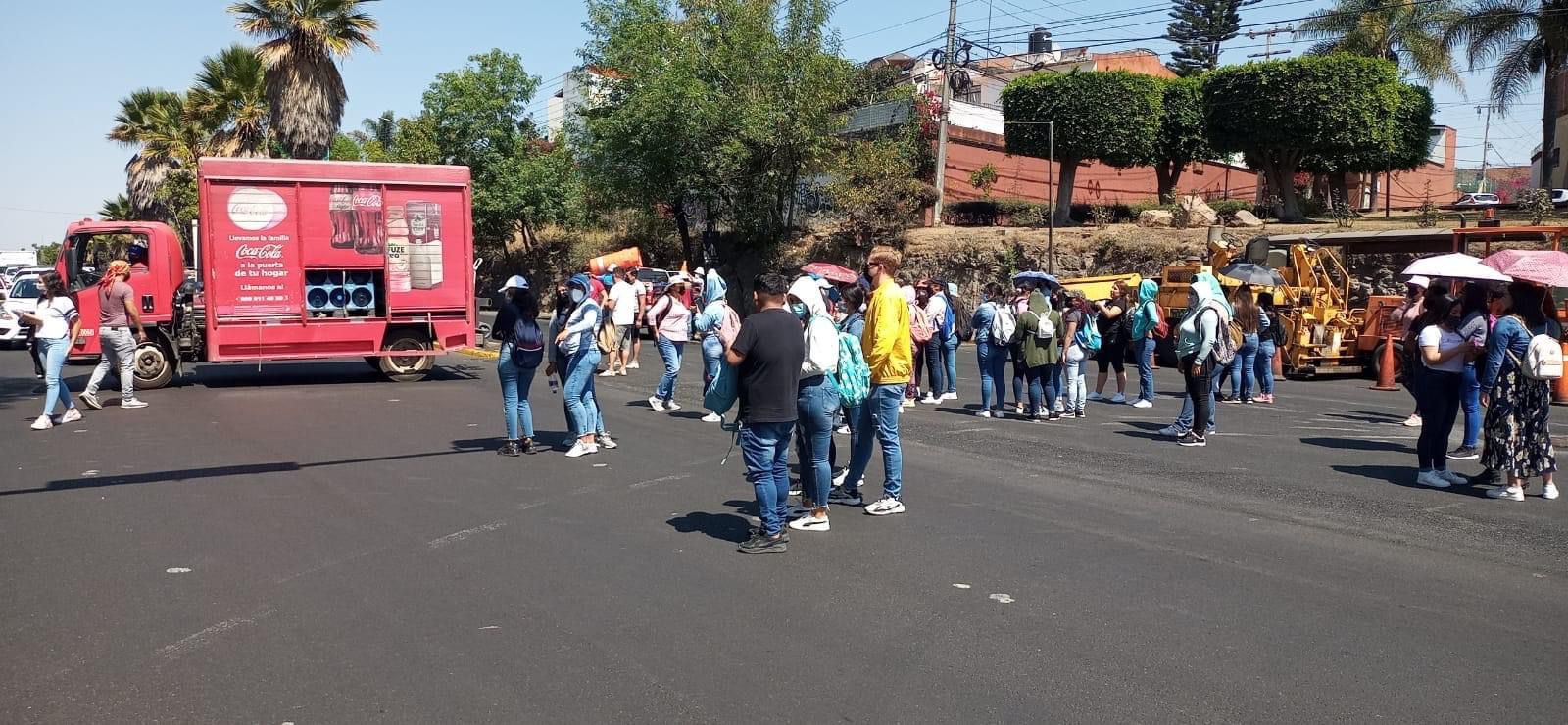Miércoles de bloqueos en Morelia; normalistas impiden paso frente a Casa Michoacán