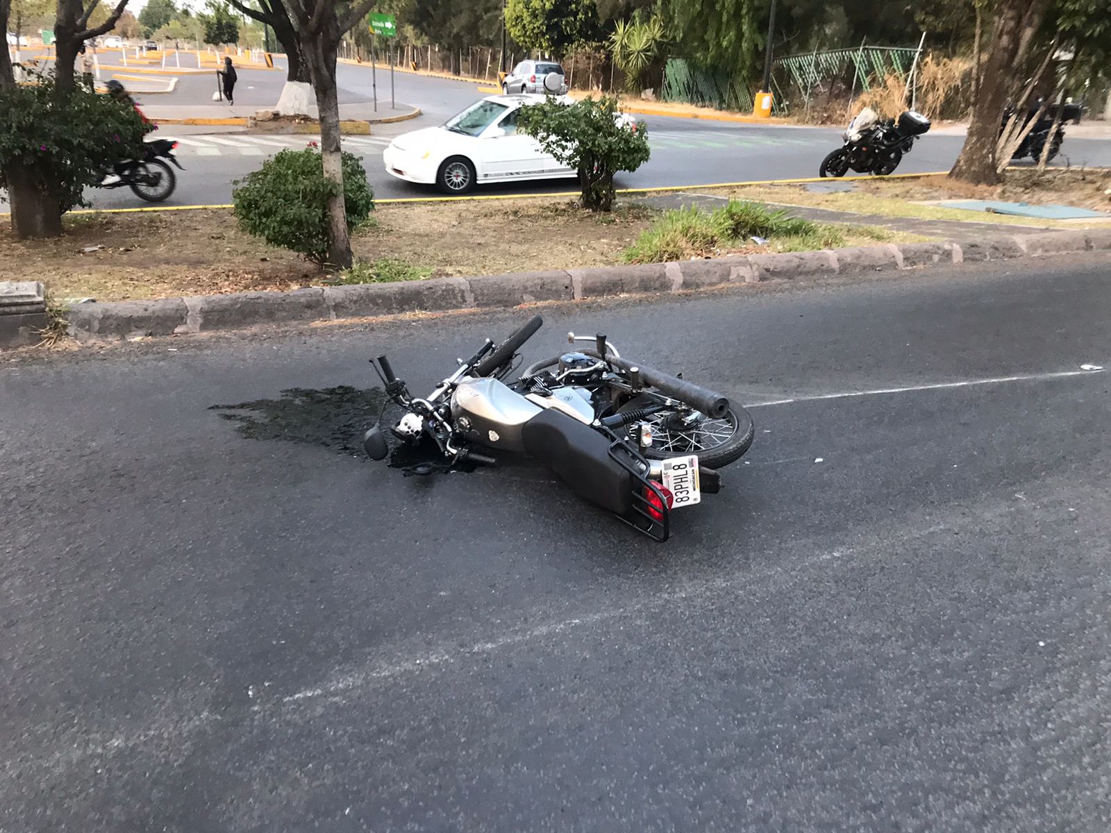 Motociclistas resultan heridos al derrapar sobre la avenida Madero Poniente