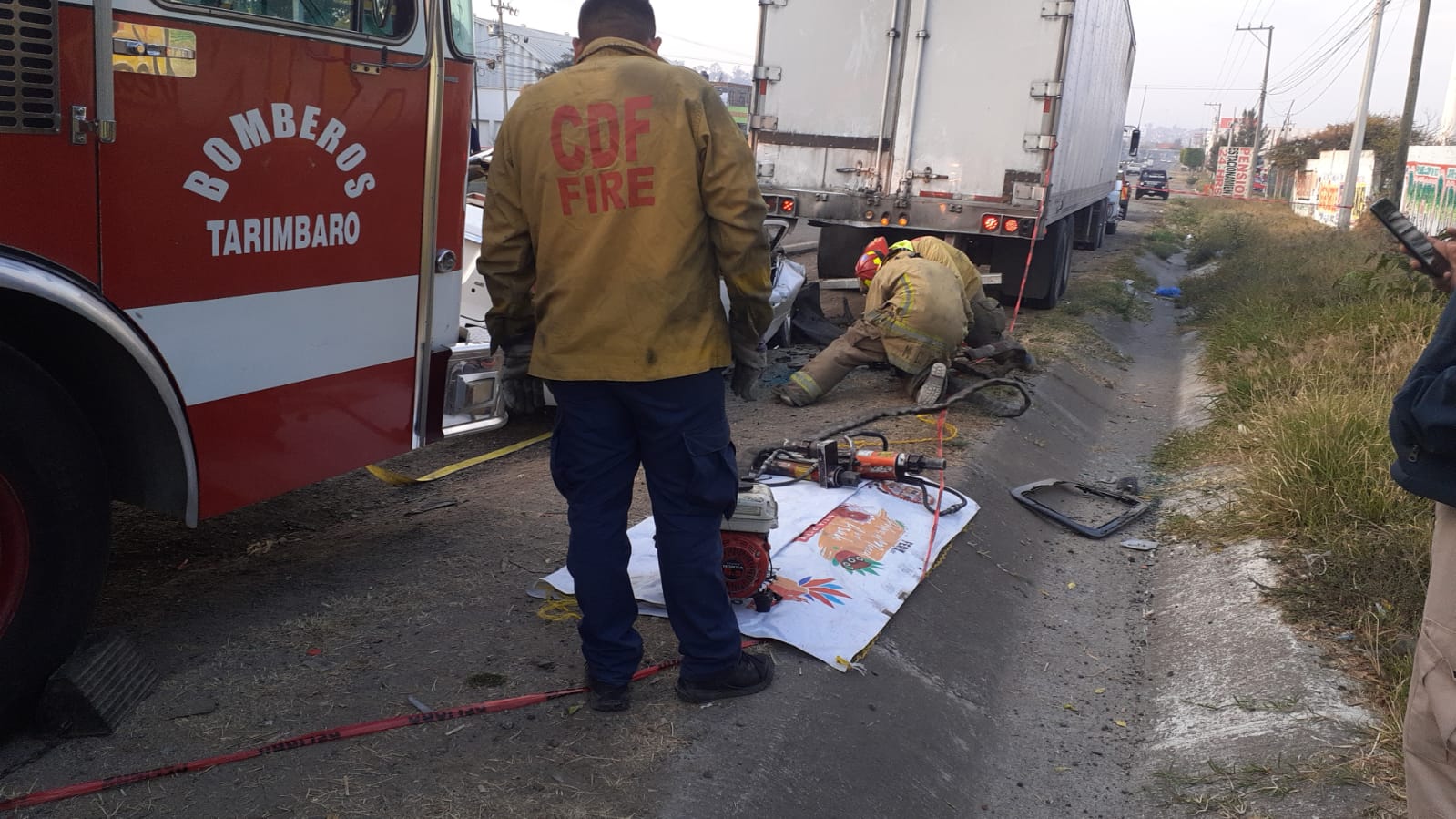 Mueren dos sujetos al chocar contra un tráiler
