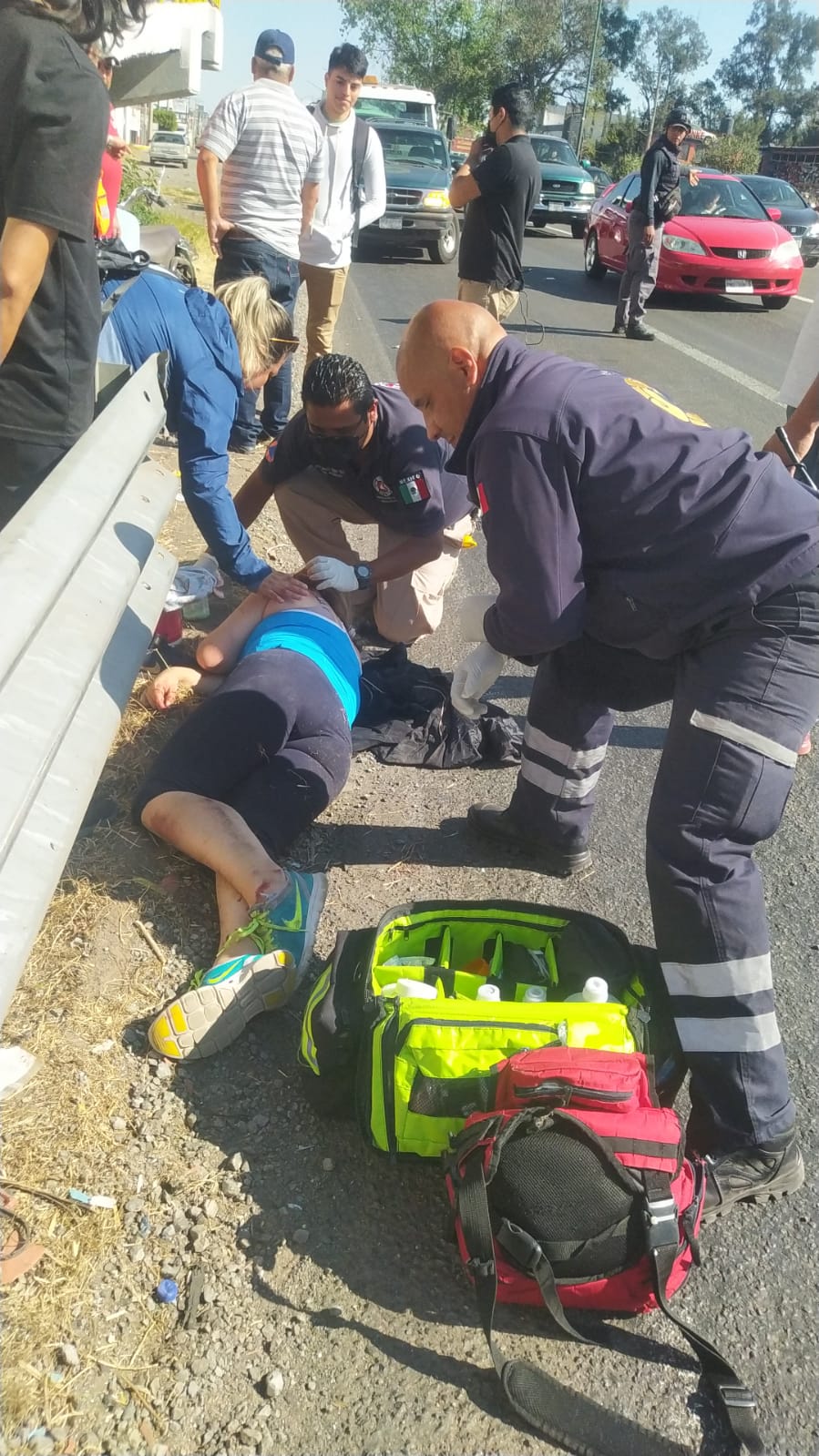 Mujer motociclista es impactada por un carro en la salida a Salamanca