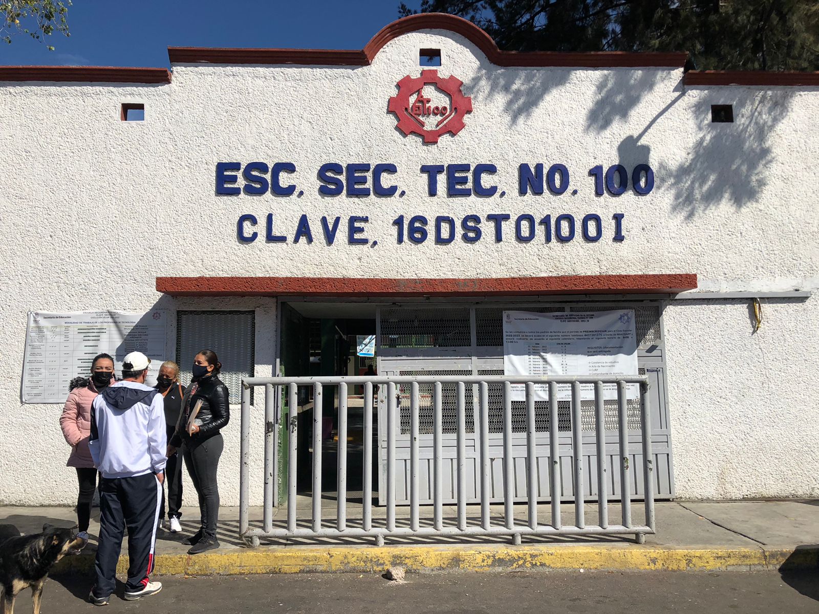 Padres de familia de Técnica 100 denuncian suspensión ilegal de clases