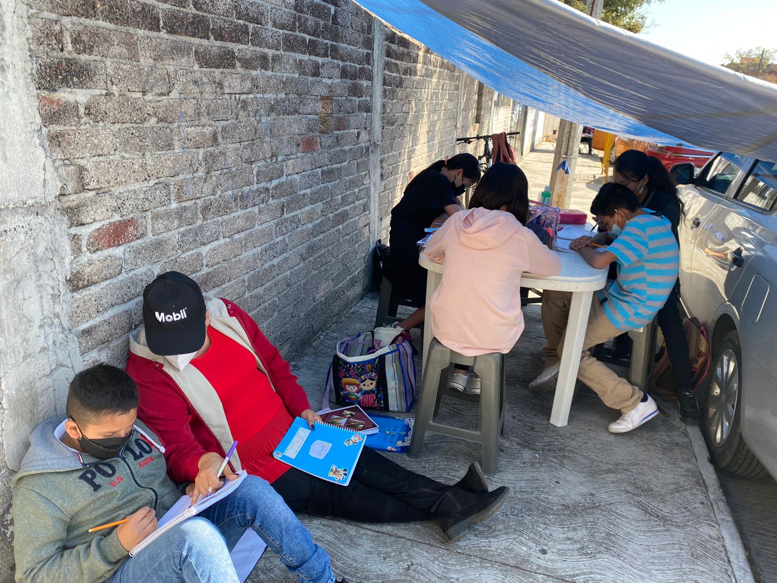 Por conflicto en primaria de Morelia, alumnos reciben clases en la calle