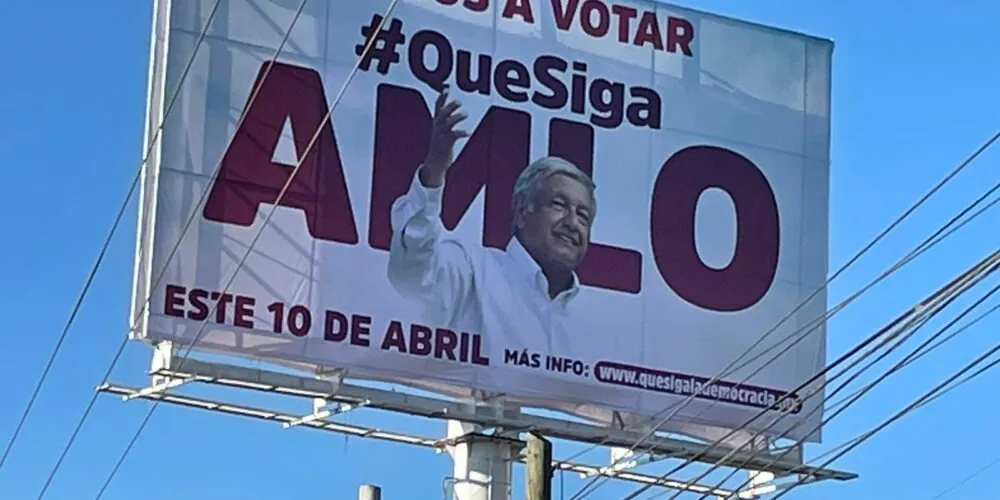 Registra INE Michoacán 2 quejas por colocación de espectaculares de AMLO