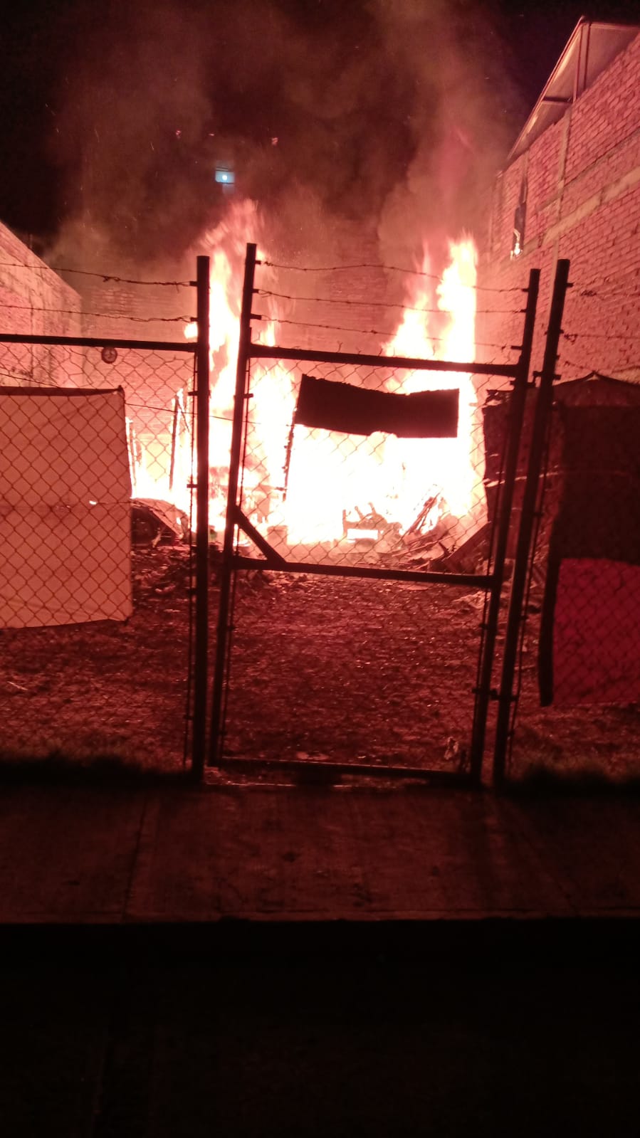 Se incendia vivienda construida en un terreno en la colonia Adolfo López Mateos