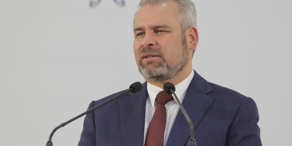 Se investiga a exfuncionarios involucrados con venta de plazas en SEE: Bedolla