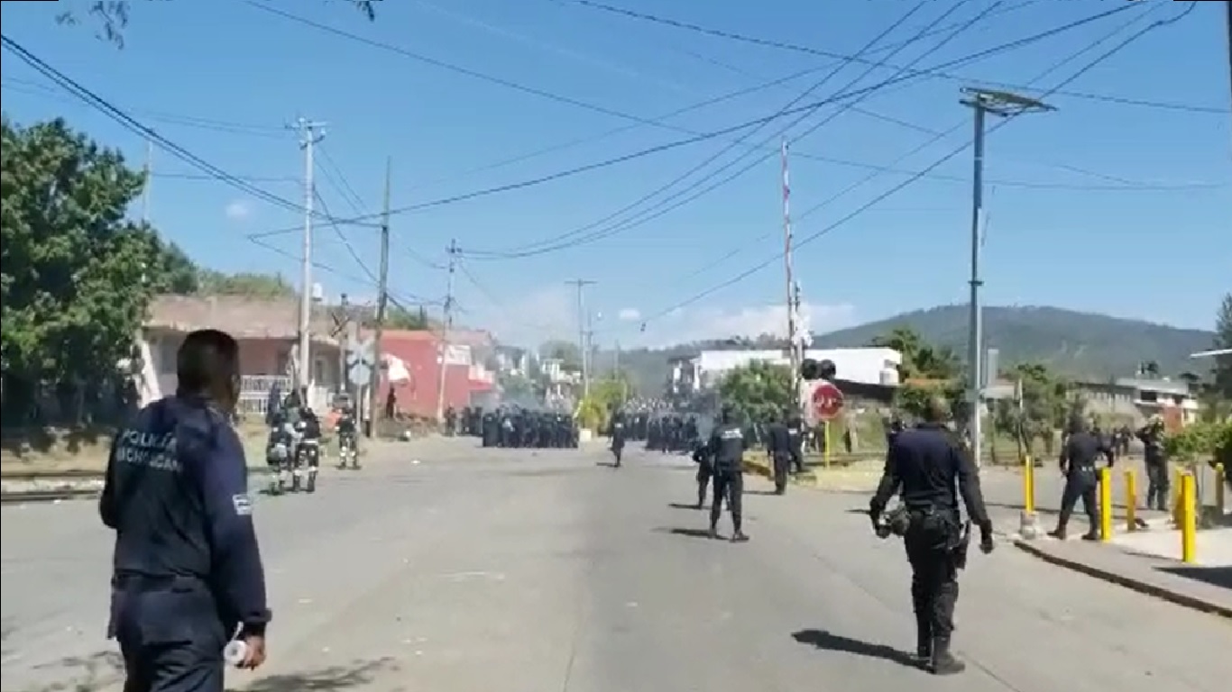 Se vuelven a enfrentar policías y profesoras en Caltzontzin