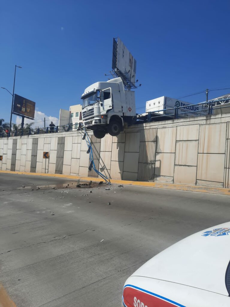 Tráiler queda colgado en el puente de salida a Quiroga