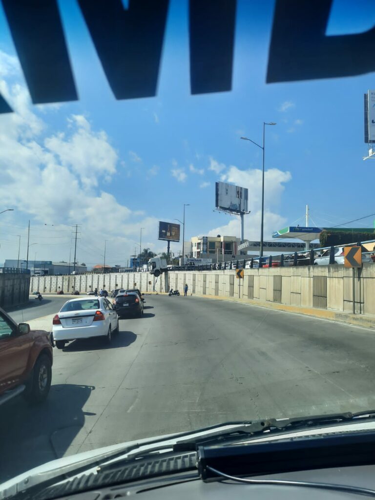 Tráiler queda colgado en el puente de salida a Quiroga