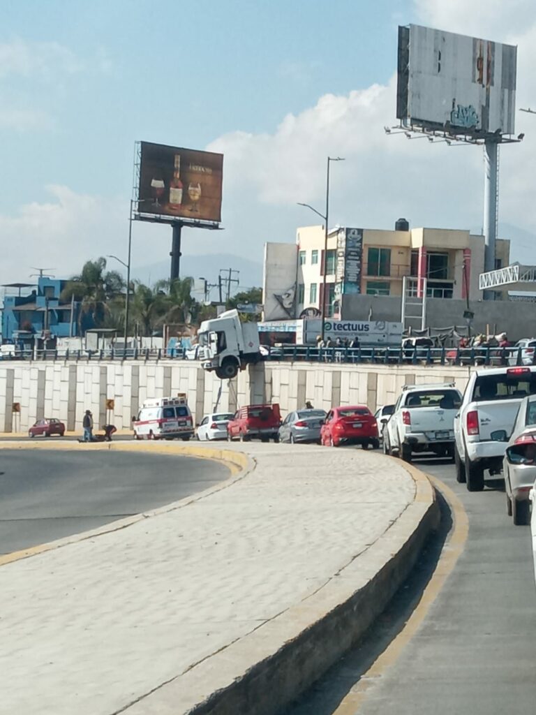 Tráiler queda colgado en el puente de salida a Quiroga