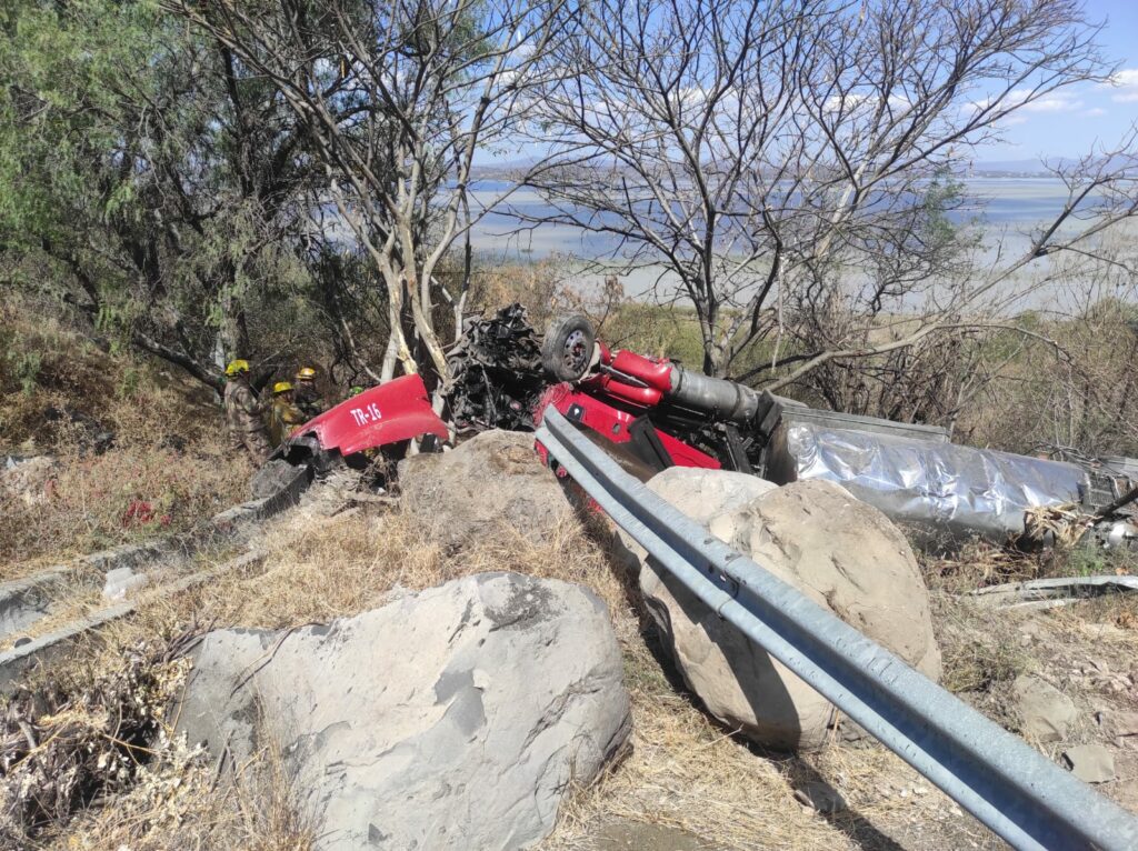 Tráiler sufre accidente en la Autopista de Occidente