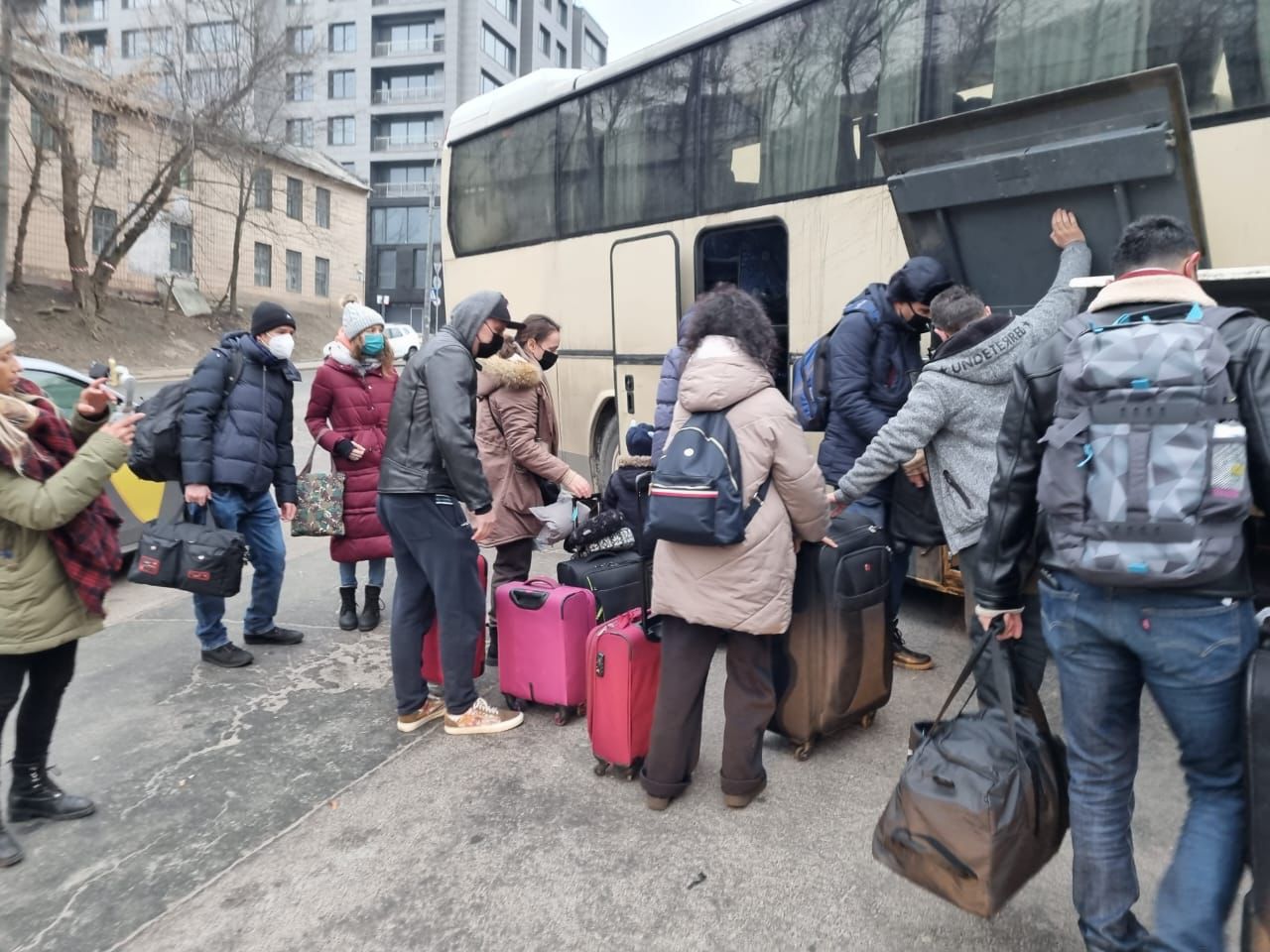 Trasladan con éxito a familias mexicanas en Ucrania