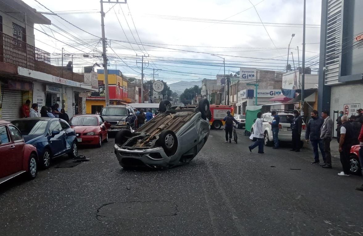 Vehículo volcado Cuautla Morelia