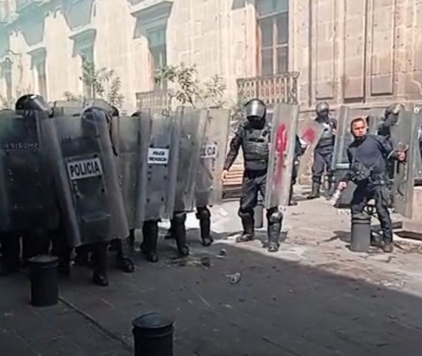 mujer policía amputación dedo