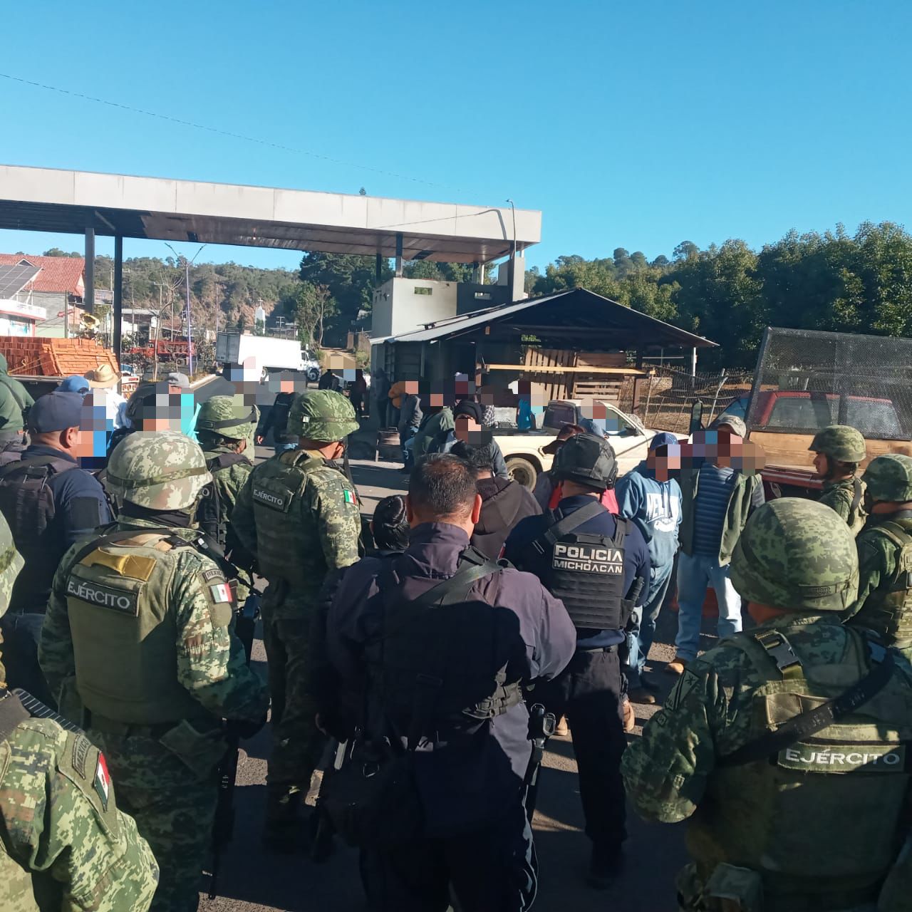 4 muertos y 32 detenidos en San Juan Nuevo; linchan a jefe criminal