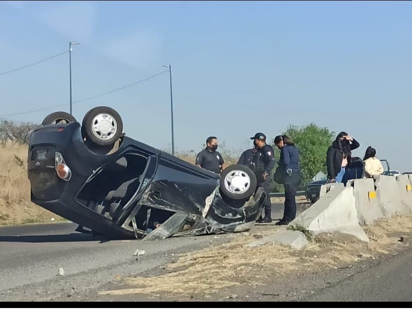 Auto vuelca sobre carretera con dirección a la zona de hospitales en Charo 5