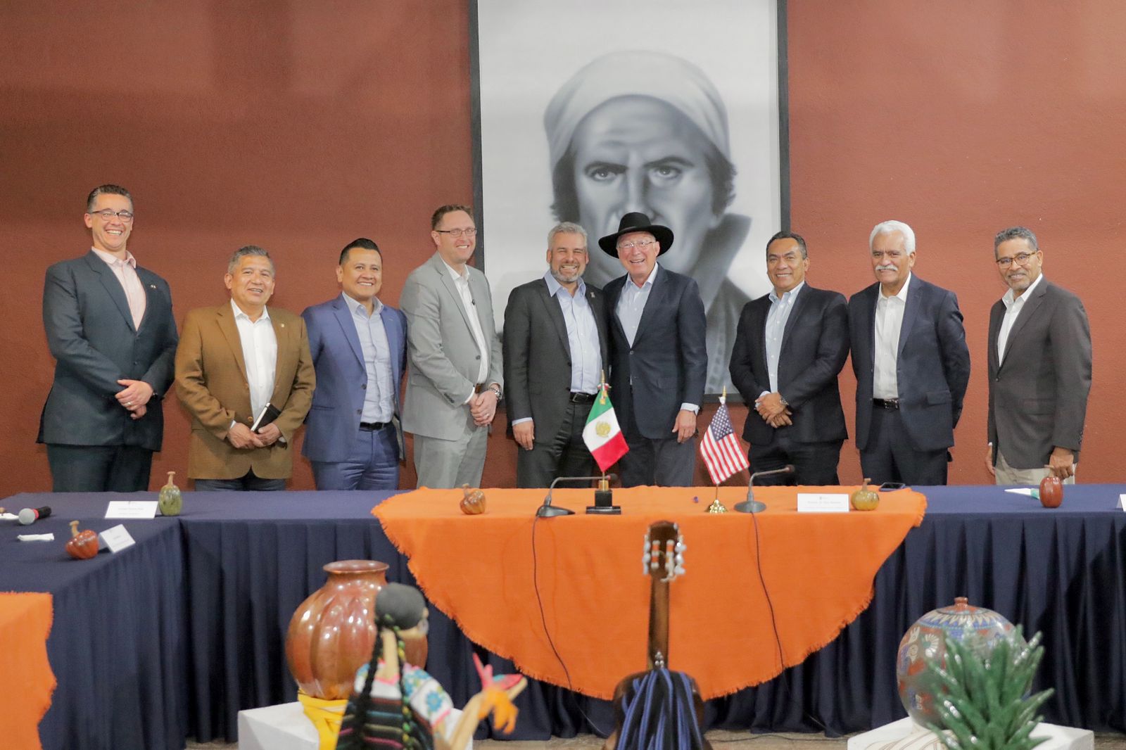 Bedolla expone potencial de Michoacán