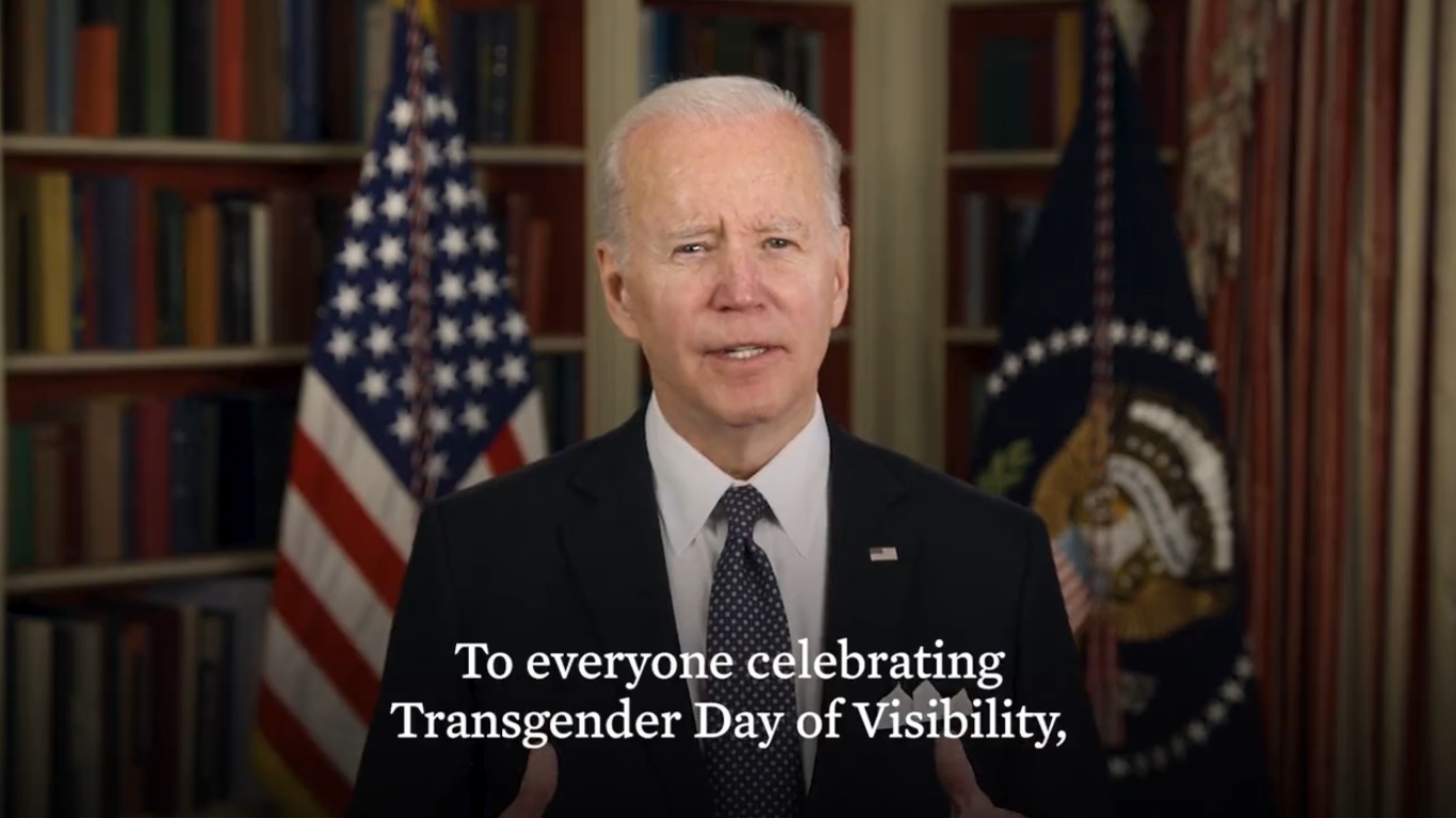Celebra Biden Día Internacional de la Visibilidad Trans
