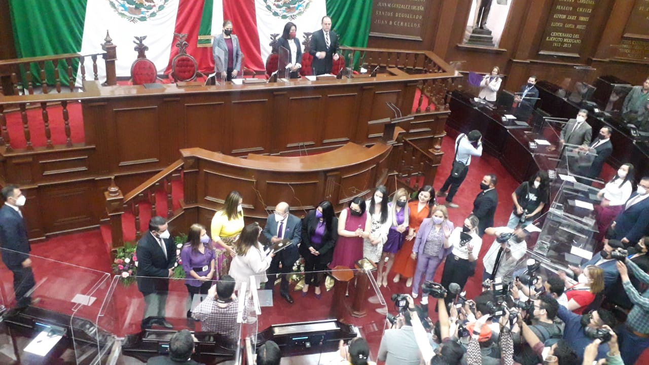 Condecoran en Michoacán defensa de derechos de las mujeres