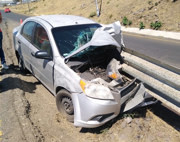 Conductor chocar contra valla metálica