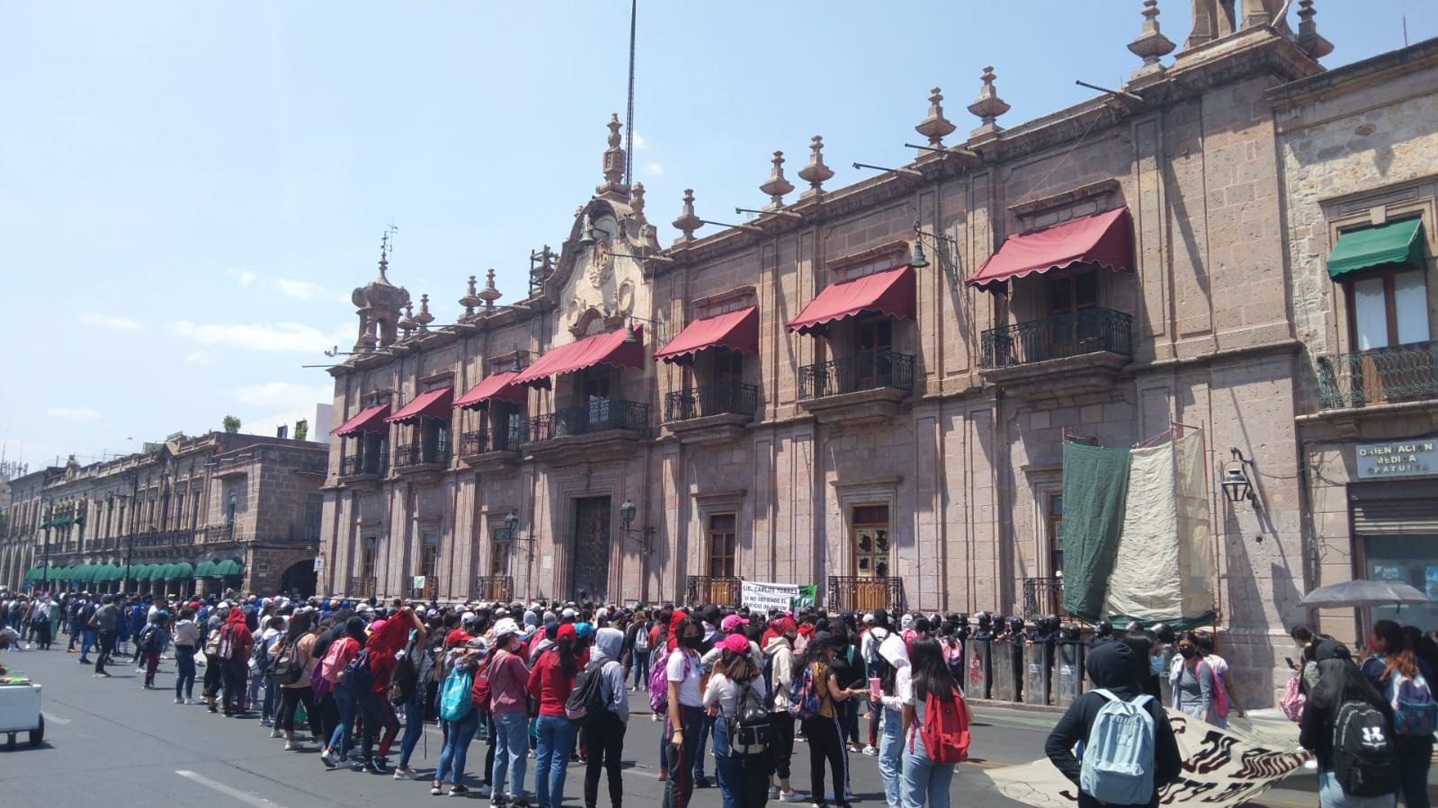 Egresados normalistas llegan frente a Palacio de Gobierno; piden plazas automáticas