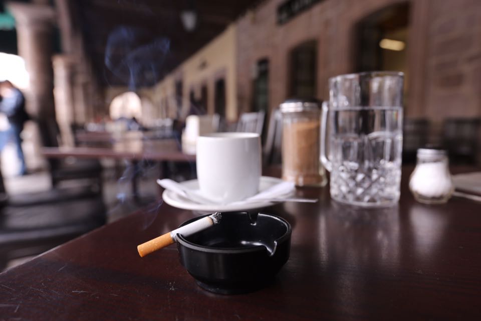 Fuertes sanciones a negocios que permitan fumadores: Coepris
