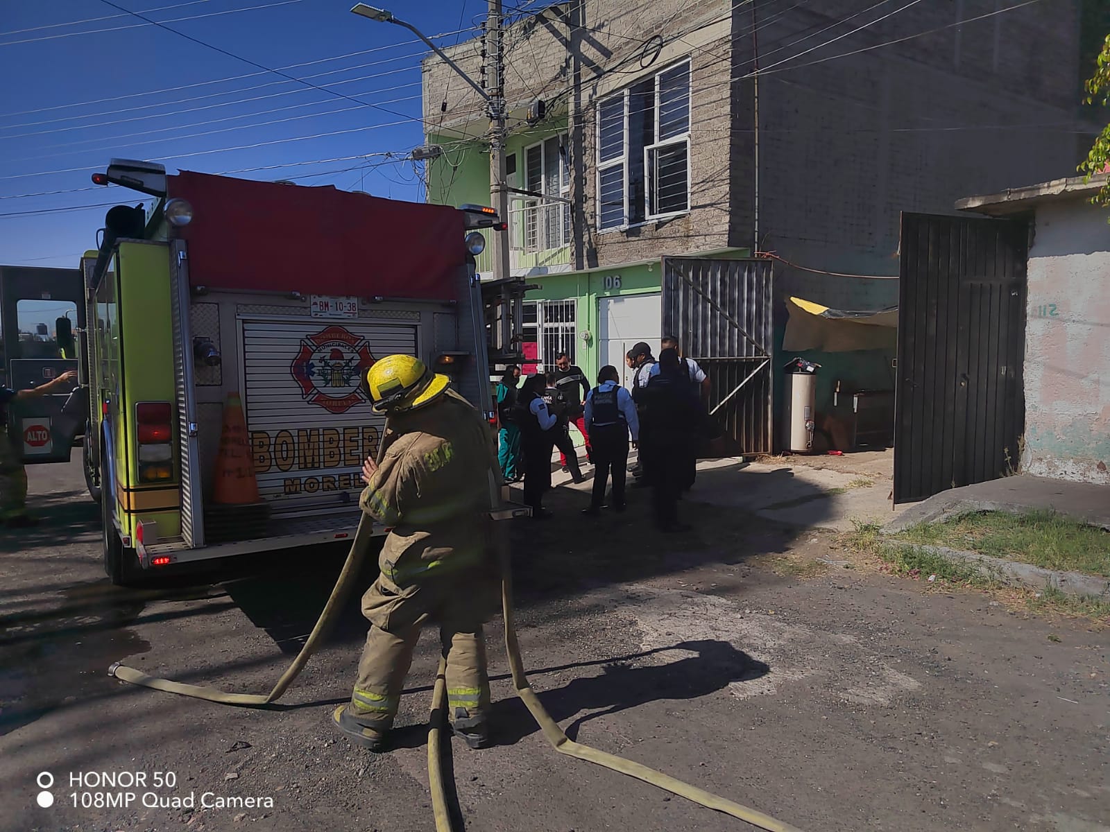 Bomberos municipales controlan un incendio en el patio de una casa